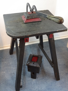 878252 Afbeelding van een boterpers, waarmee ponds- en halfpondsstukken boter geperst kunnen worden, uit de ...